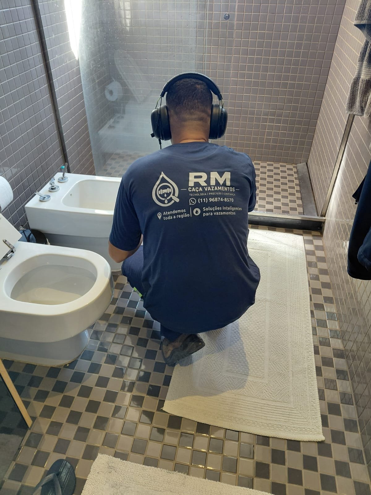 Técnico da RMS realizando atendimento em banheiro