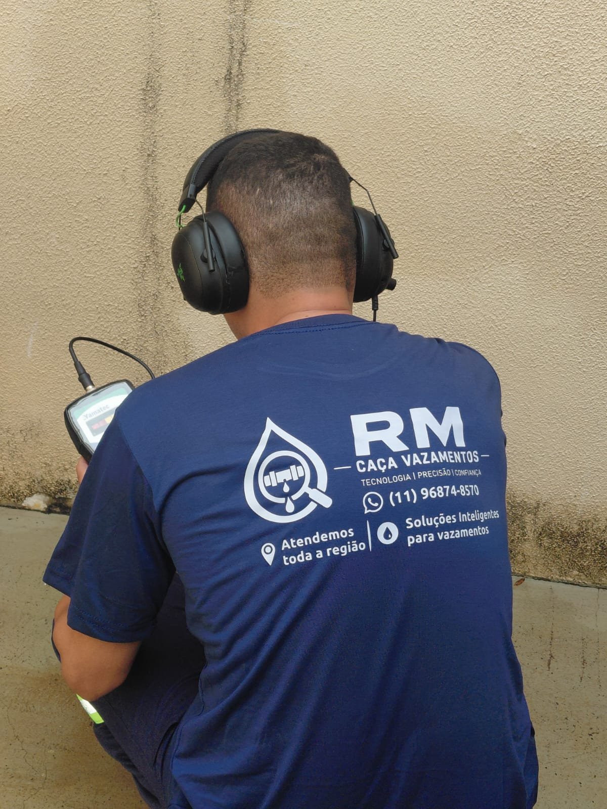 Técnico da RMS usando equipamento para detectar vazamento